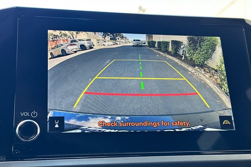 Toyota Camry Vehicle Full-screen Gallery Image 19