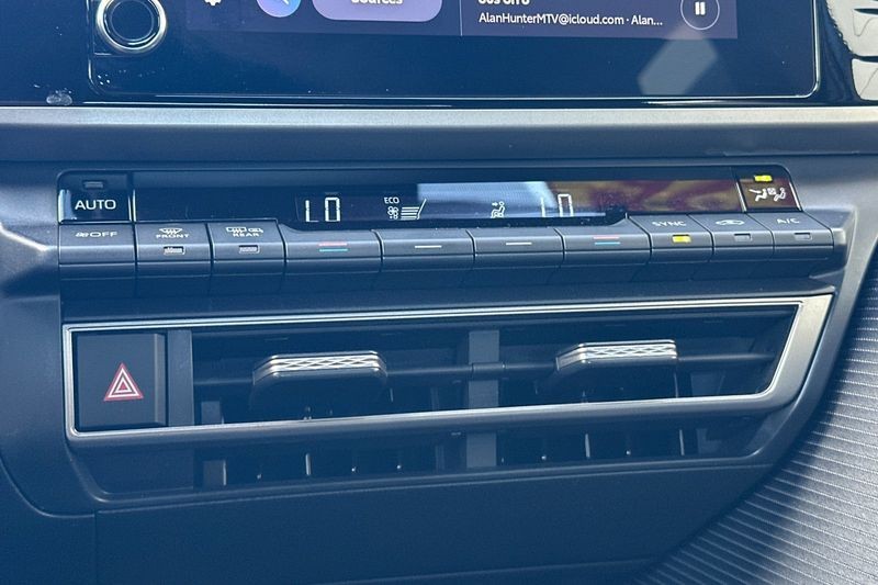 Toyota Camry Vehicle Full-screen Gallery Image 20