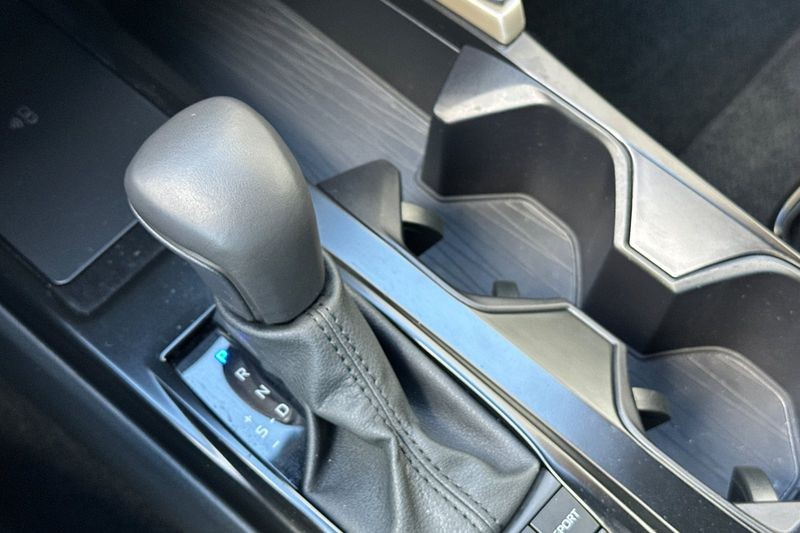 Toyota Camry Vehicle Full-screen Gallery Image 21