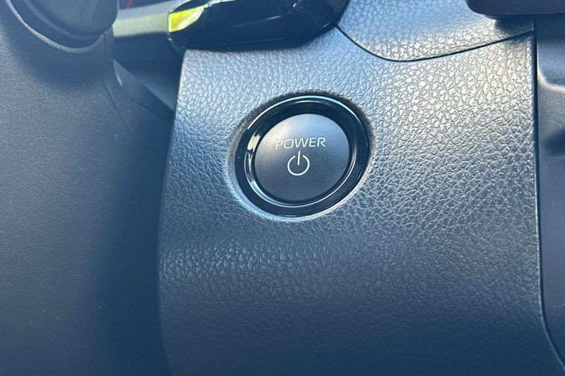 Toyota Camry Vehicle Full-screen Gallery Image 22