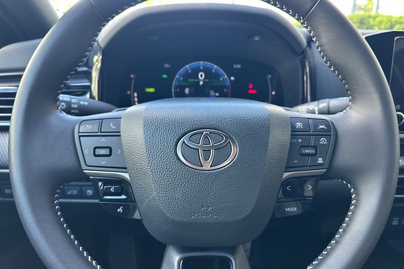 Toyota Camry Vehicle Full-screen Gallery Image 23