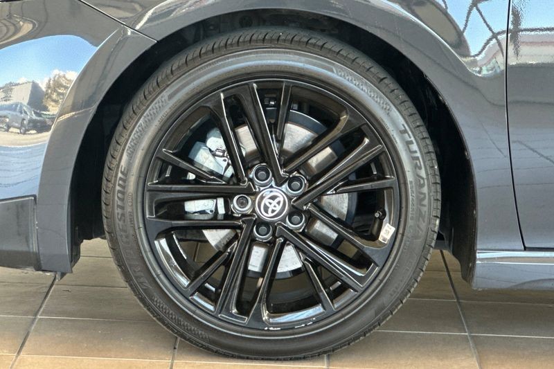 Toyota Camry Vehicle Full-screen Gallery Image 26