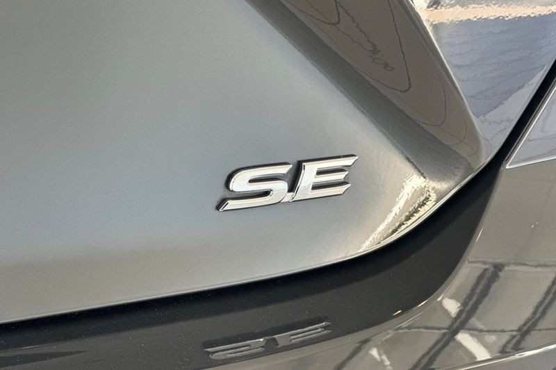 Toyota Camry Vehicle Full-screen Gallery Image 27