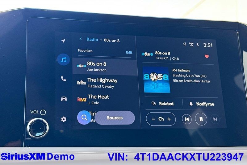 Toyota Camry Vehicle Full-screen Gallery Image 28