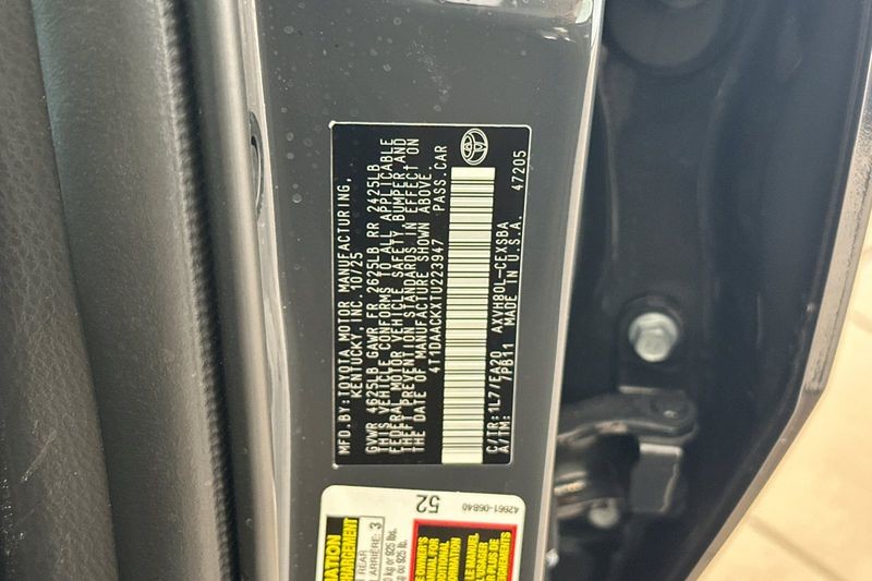 Toyota Camry Vehicle Full-screen Gallery Image 29