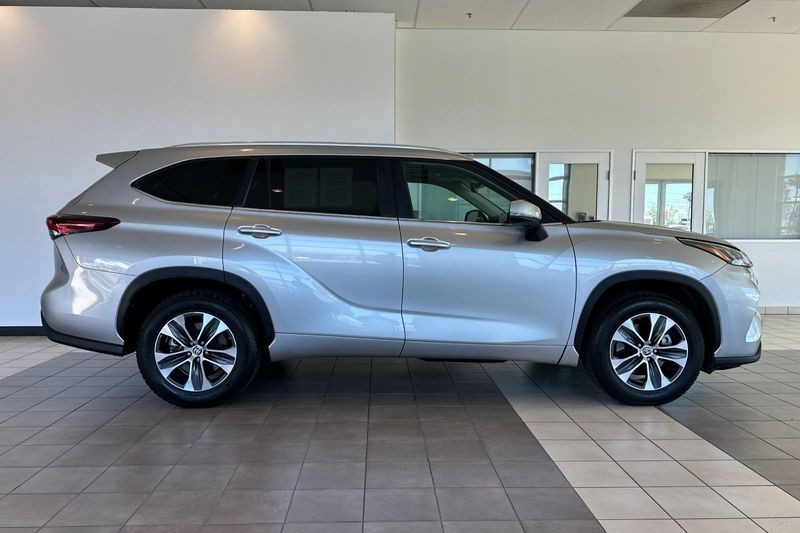 Toyota Highlander Vehicle Full-screen Gallery Image 03