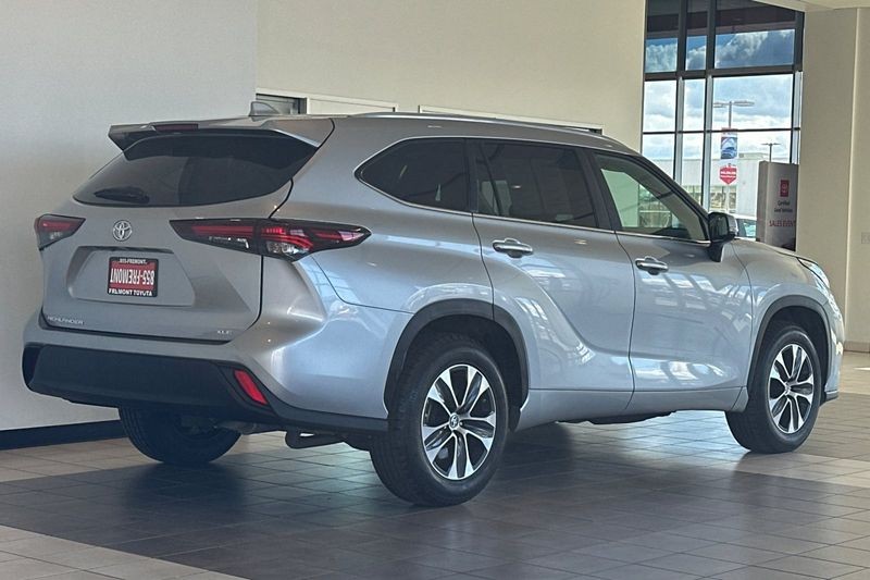 Toyota Highlander Vehicle Full-screen Gallery Image 04