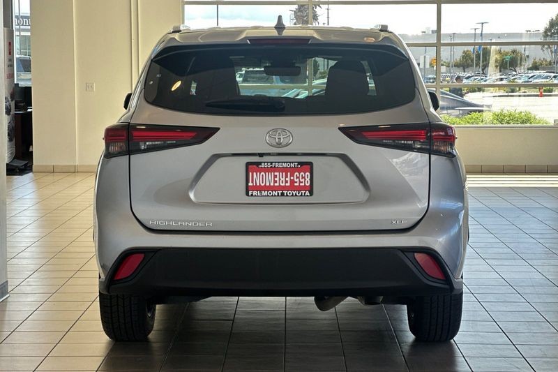 Toyota Highlander Vehicle Full-screen Gallery Image 05