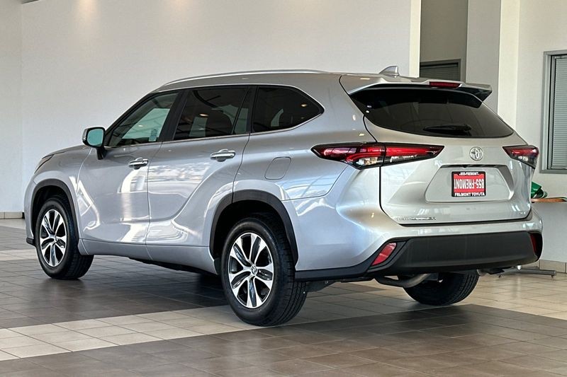 Toyota Highlander Vehicle Full-screen Gallery Image 06