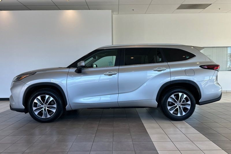 Toyota Highlander Vehicle Full-screen Gallery Image 07