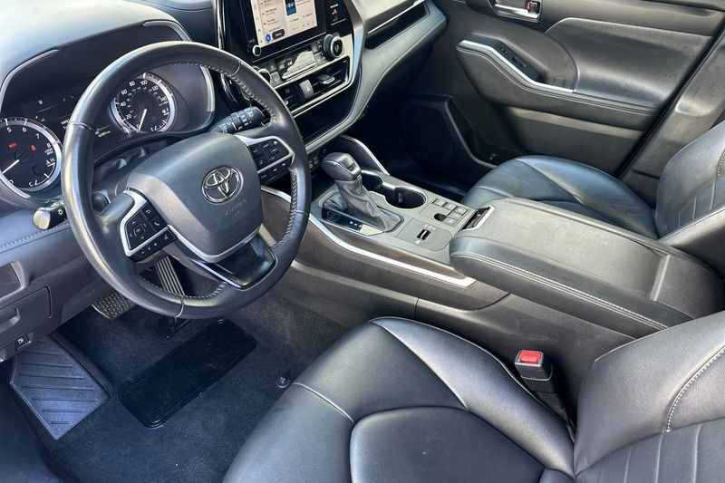 Toyota Highlander Vehicle Full-screen Gallery Image 10
