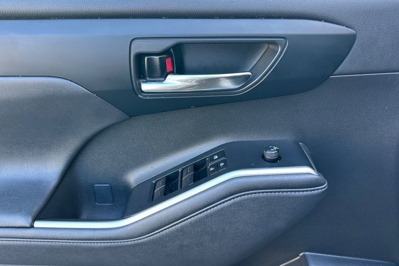 Toyota Highlander Vehicle Full-screen Gallery Image 11