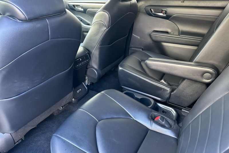 Toyota Highlander Vehicle Full-screen Gallery Image 12