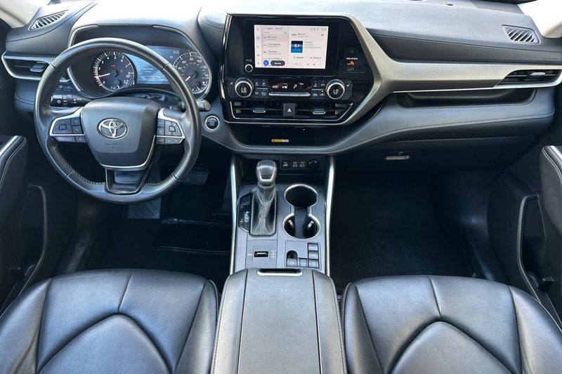Toyota Highlander Vehicle Full-screen Gallery Image 13
