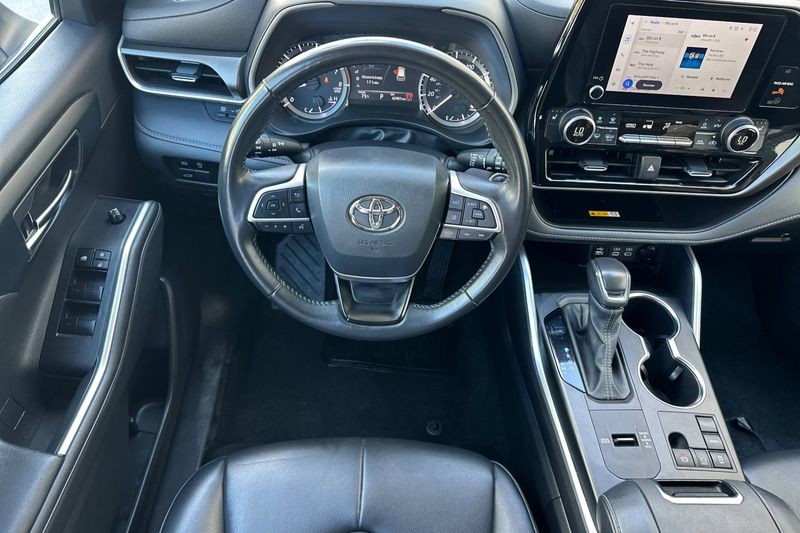 Toyota Highlander Vehicle Full-screen Gallery Image 14