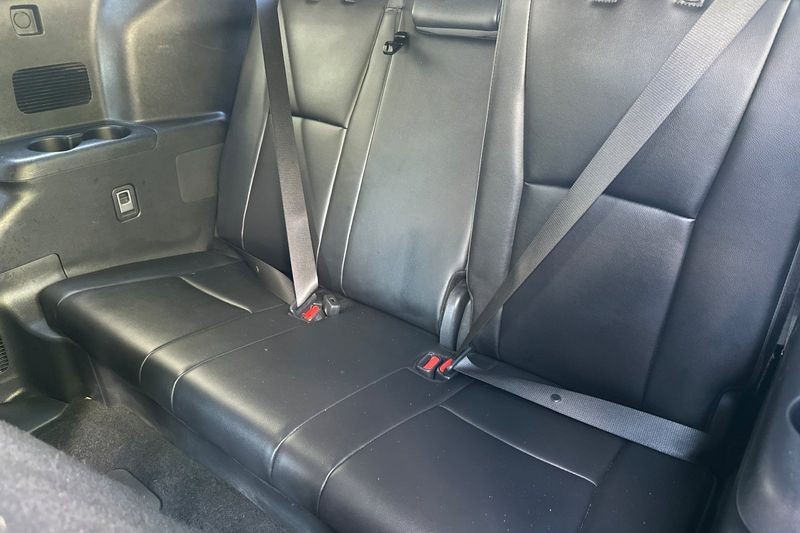 Toyota Highlander Vehicle Full-screen Gallery Image 15