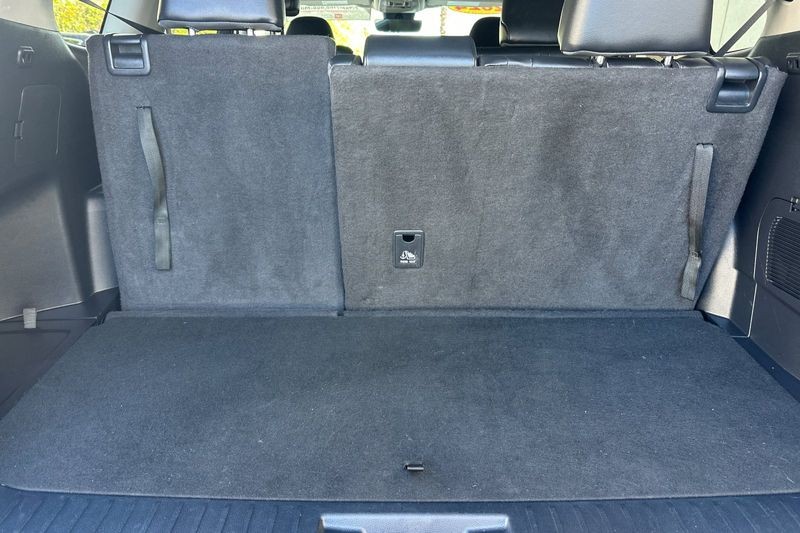 Toyota Highlander Vehicle Full-screen Gallery Image 16