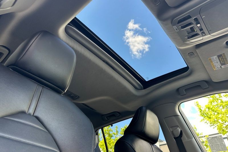 Toyota Highlander Vehicle Full-screen Gallery Image 18