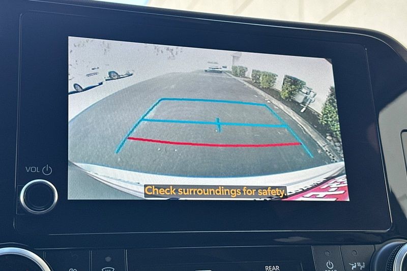 Toyota Highlander Vehicle Full-screen Gallery Image 21