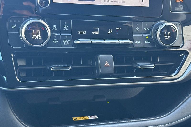 Toyota Highlander Vehicle Full-screen Gallery Image 22