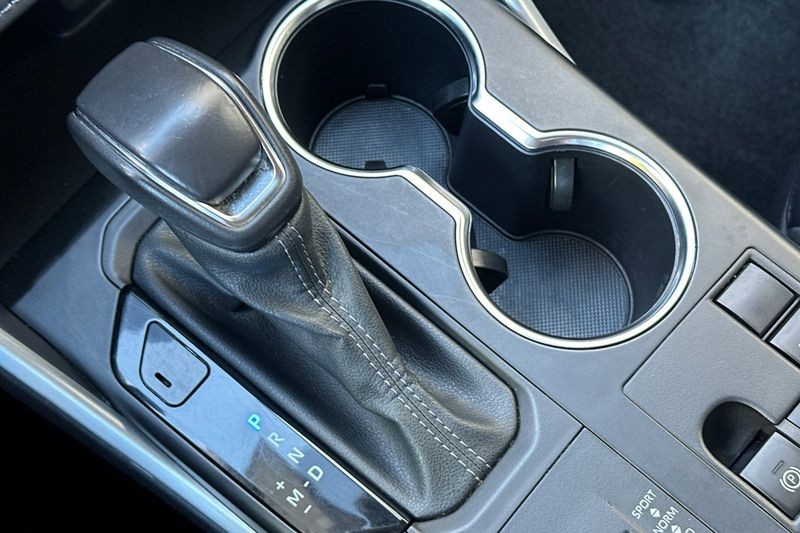 Toyota Highlander Vehicle Full-screen Gallery Image 23