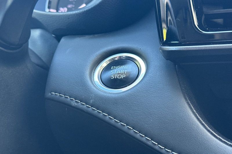 Toyota Highlander Vehicle Full-screen Gallery Image 24