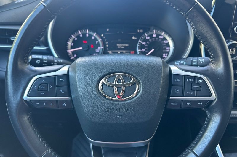 Toyota Highlander Vehicle Full-screen Gallery Image 25