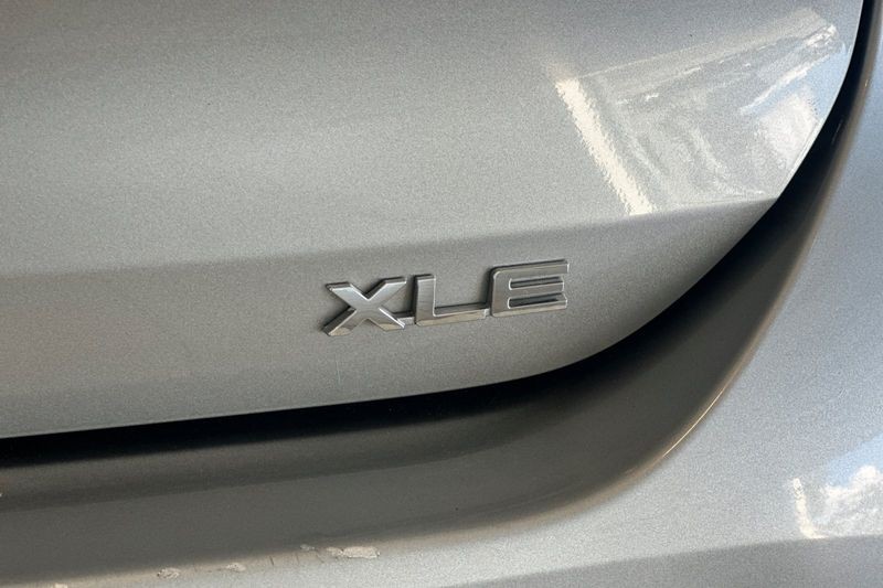 Toyota Highlander Vehicle Full-screen Gallery Image 29