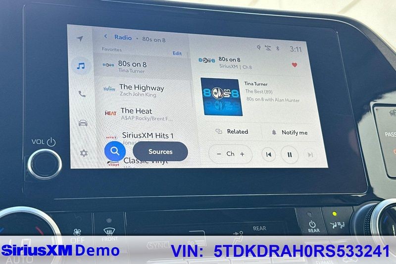 Toyota Highlander Vehicle Full-screen Gallery Image 30