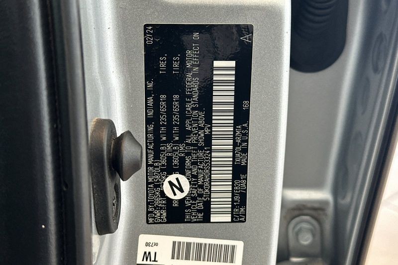 Toyota Highlander Vehicle Full-screen Gallery Image 31