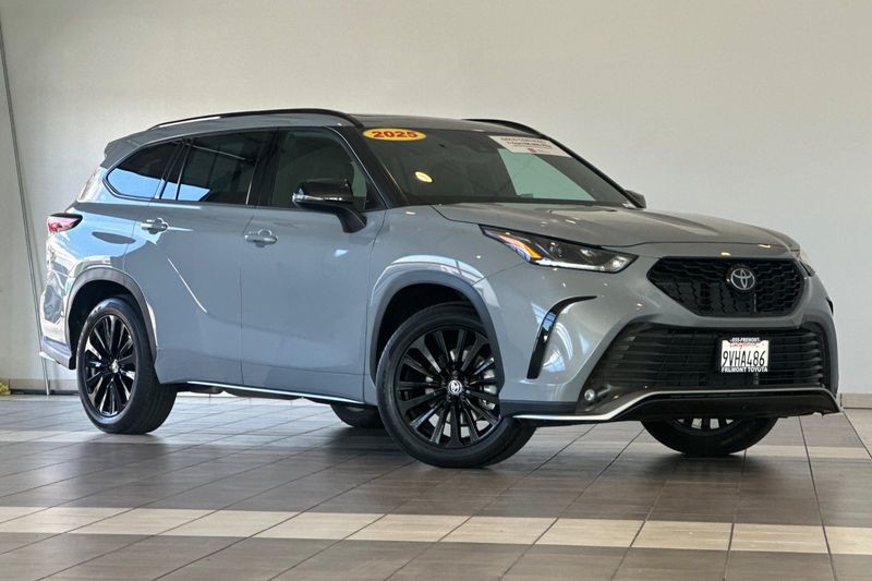 Toyota Highlander Vehicle Full-screen Gallery Image 02