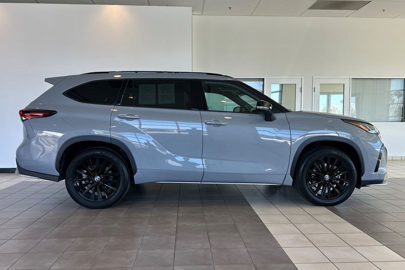 Toyota Highlander Vehicle Full-screen Gallery Image 03