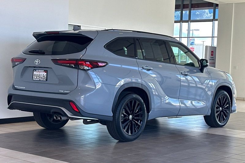 Toyota Highlander Vehicle Full-screen Gallery Image 04