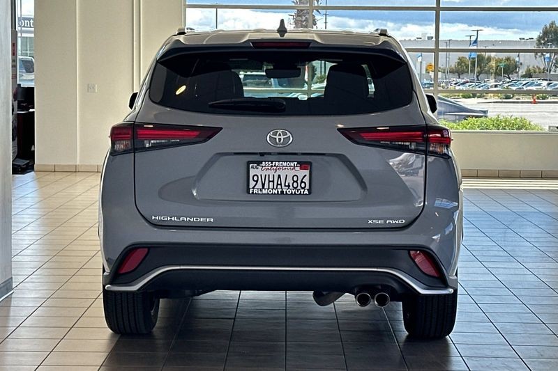 Toyota Highlander Vehicle Full-screen Gallery Image 05