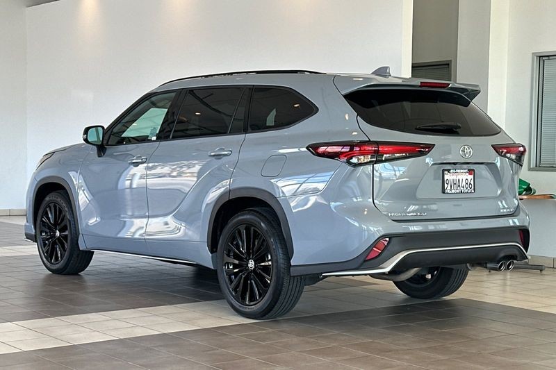 Toyota Highlander Vehicle Full-screen Gallery Image 06