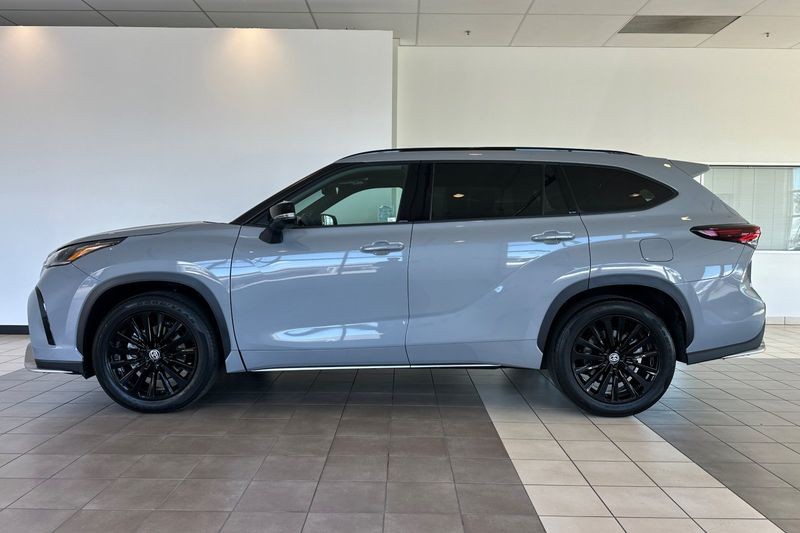 Toyota Highlander Vehicle Full-screen Gallery Image 07