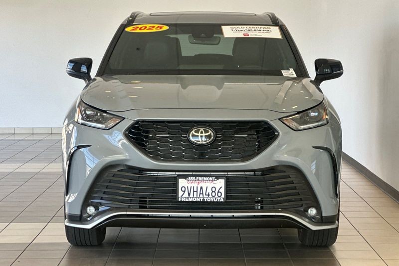 Toyota Highlander Vehicle Full-screen Gallery Image 09