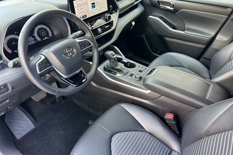 Toyota Highlander Vehicle Full-screen Gallery Image 10