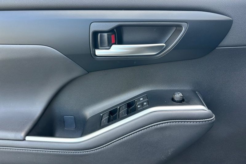 Toyota Highlander Vehicle Full-screen Gallery Image 11