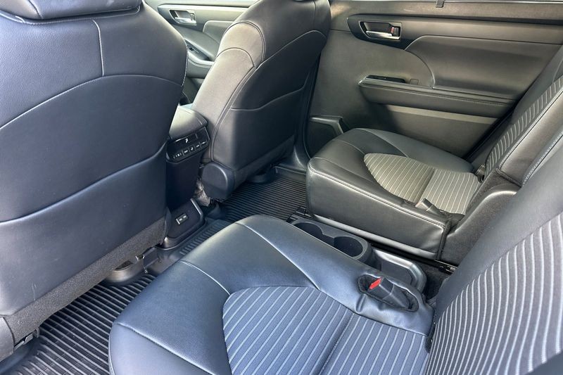 Toyota Highlander Vehicle Full-screen Gallery Image 12