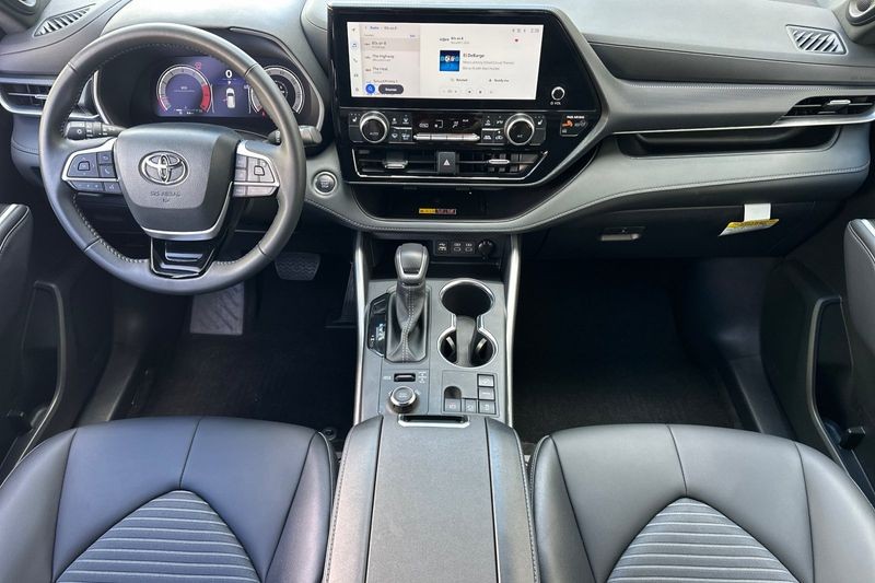 Toyota Highlander Vehicle Full-screen Gallery Image 13