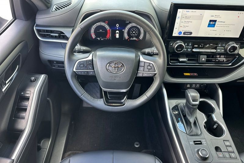 Toyota Highlander Vehicle Full-screen Gallery Image 14