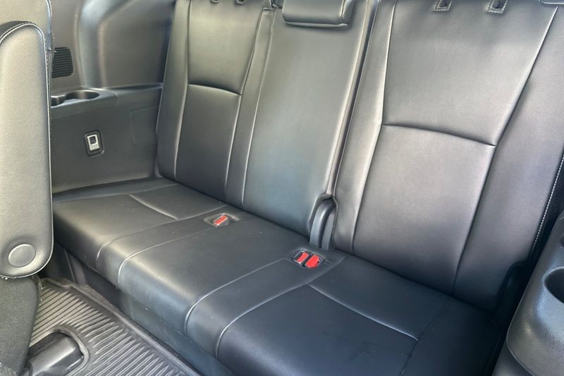 Toyota Highlander Vehicle Full-screen Gallery Image 15