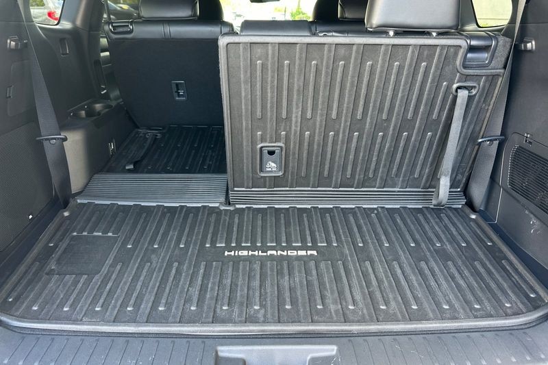 Toyota Highlander Vehicle Full-screen Gallery Image 16