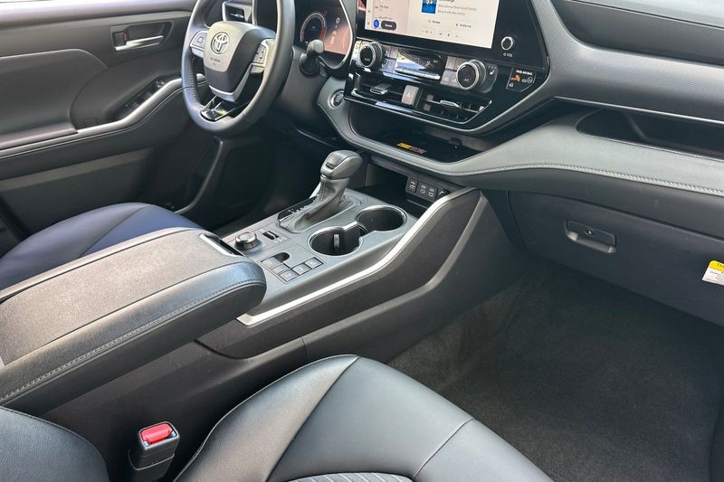 Toyota Highlander Vehicle Full-screen Gallery Image 17