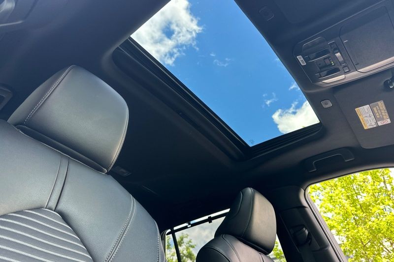 Toyota Highlander Vehicle Full-screen Gallery Image 18