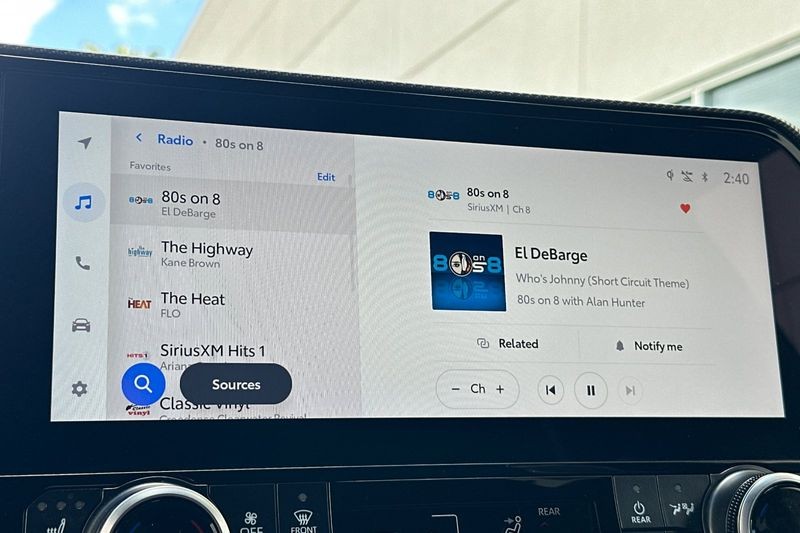 Toyota Highlander Vehicle Full-screen Gallery Image 19