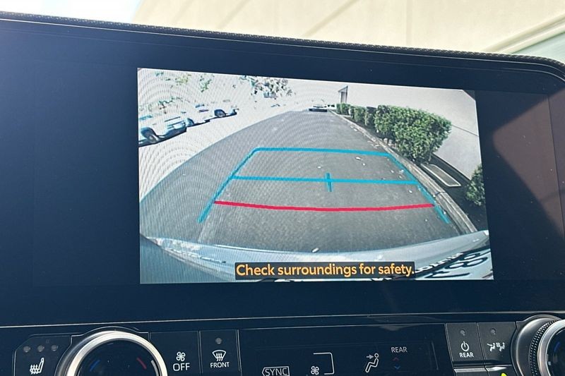 Toyota Highlander Vehicle Full-screen Gallery Image 21