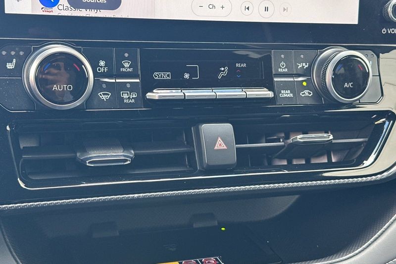 Toyota Highlander Vehicle Full-screen Gallery Image 22