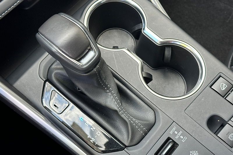 Toyota Highlander Vehicle Full-screen Gallery Image 23